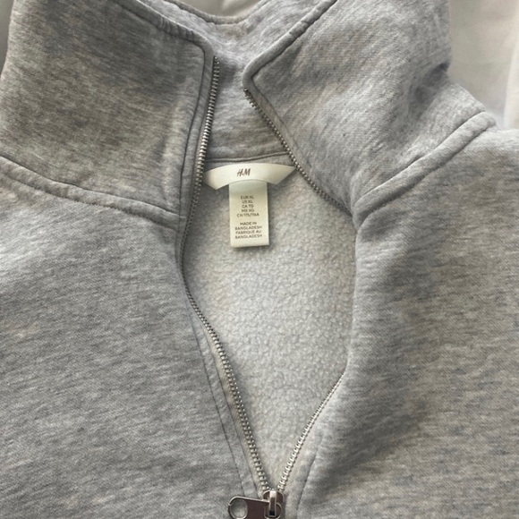 NEW H&M CROPPED GREY SWEATER - WITH ZIPPER- NEVER WORE. - Picture 3 of 4